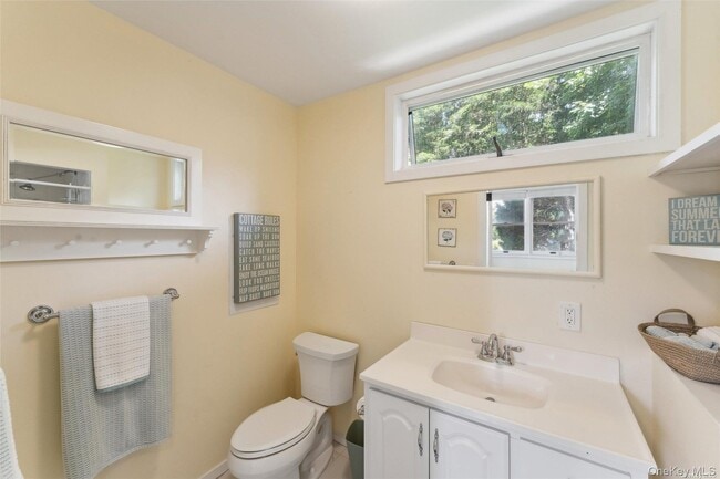 Building Photo - 695 Main St