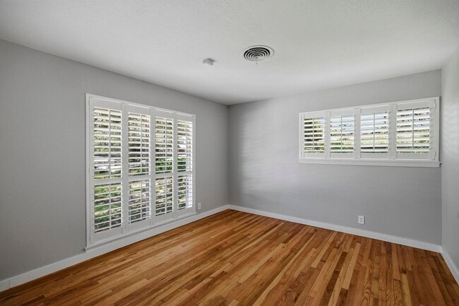Building Photo - 3206 Albin Dr