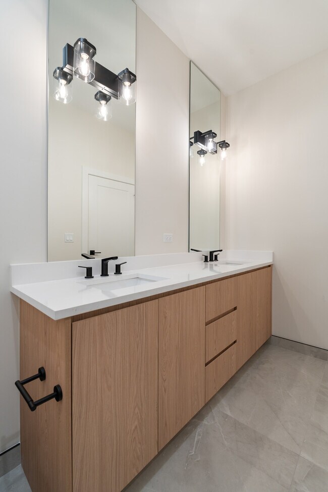 Building Photo - 416 E 50th Pl