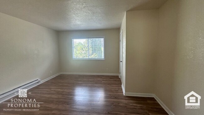 Building Photo - Charming 2BD/1.5BA Duplex