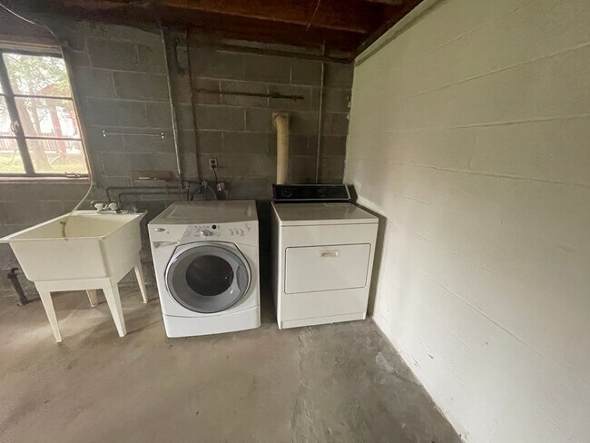 Building Photo - 3 Bedroom House on One Level