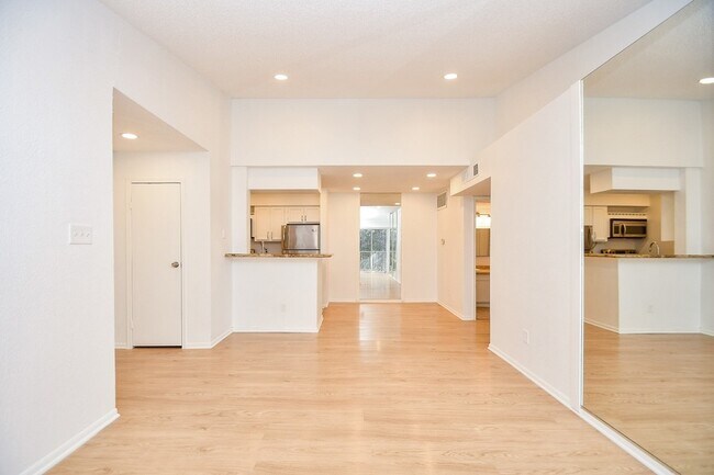 Building Photo - 11201 Lynbrook Dr
