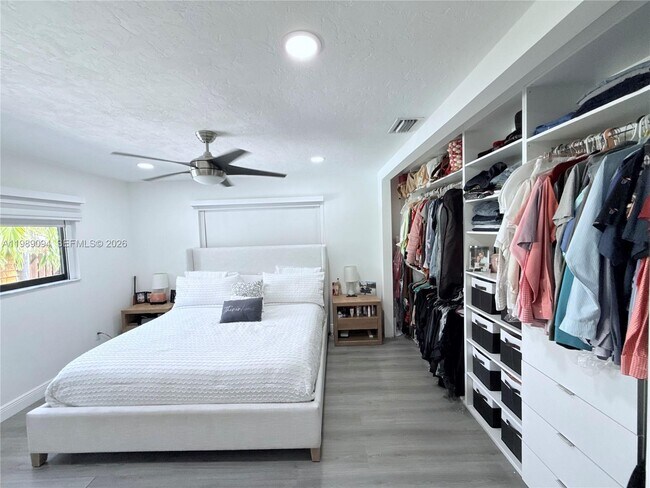 Building Photo - 9495 Dominican Dr