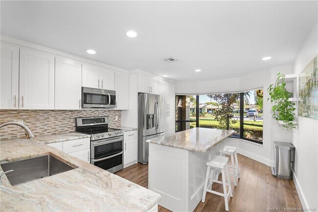 Building Photo - 2225 SW Creekside Dr