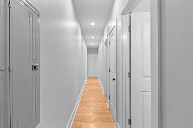 Building Photo - 944 Brent St