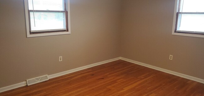 Building Photo - 3 bd, 1 ba house, N Columbia, new paint, f...