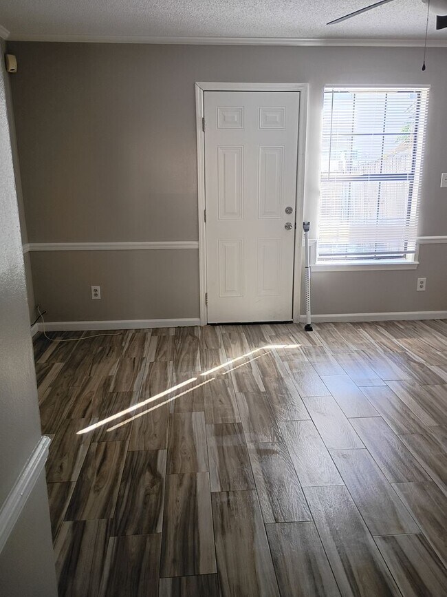 Building Photo - MOVE IN READY