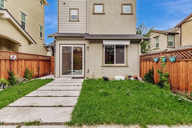 Building Photo - Stunning Home with Modern Upgrades and Pri...
