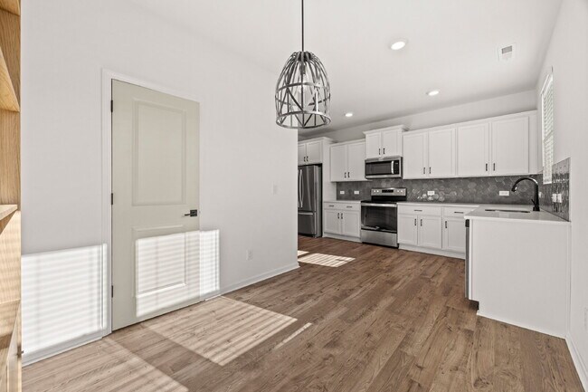 Building Photo - Your Perfect Charlotte Townhome Awaits — B...