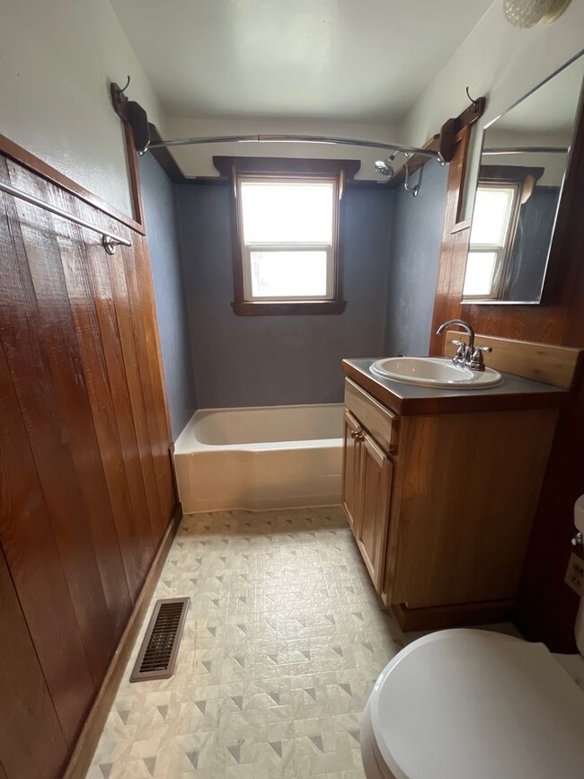 Building Photo - 3 Bedroom House in Whiteaker