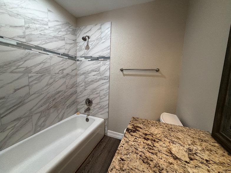 Building Photo - 1232 E Live Oak Rd