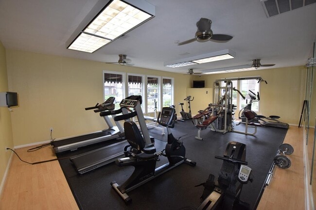 Building Photo - Fantastic, well maintained 2 bedroom condo.