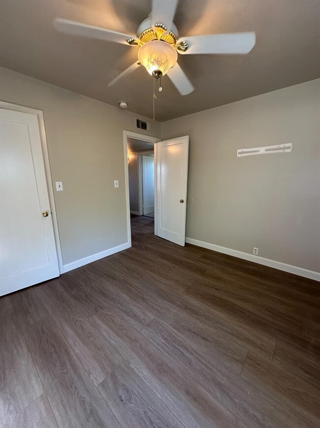 Building Photo - 3083 E Rose Ave