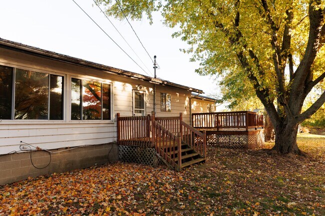 backyard and decks - 246 Lake Heights