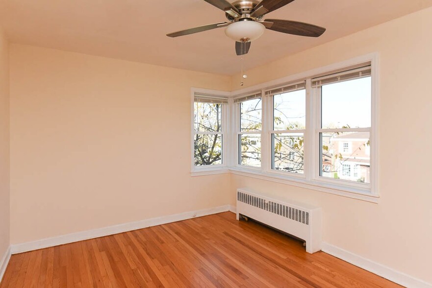 Building Photo - 2723 W Berwyn Ave