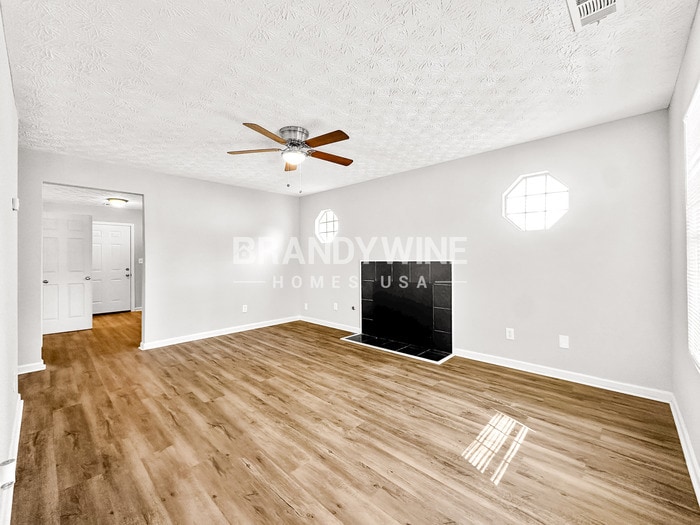 Building Photo - 606 Waynes Ct SE