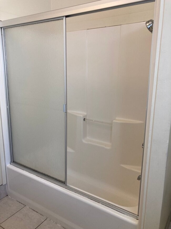 Building Photo - Campus House ~ 4 bedroom, 2 bath