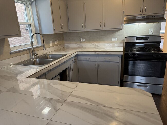 Building Photo - 15214 Woodlawn Ave