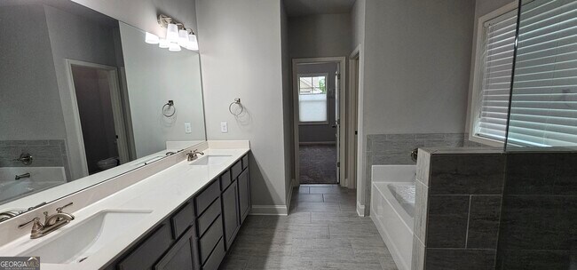 Building Photo - 352 Newshaw Dr