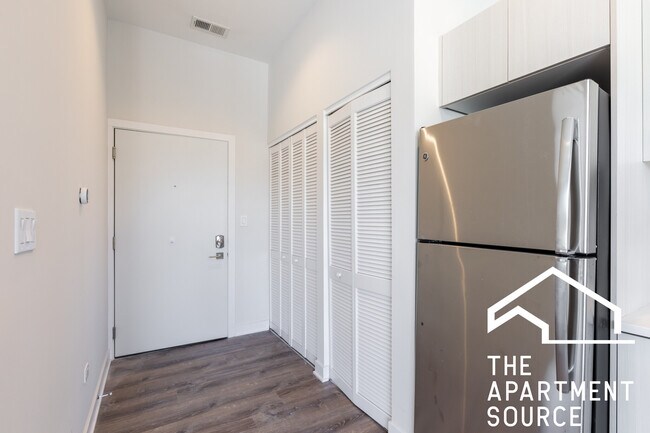 Building Photo - 2247 W Lawrence Ave