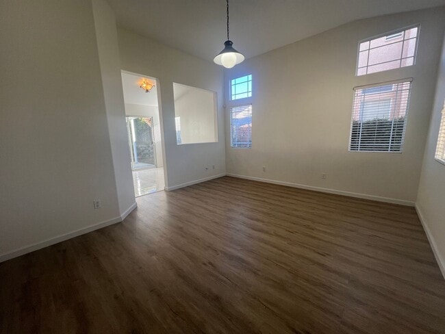 Building Photo - Beautiful upgraded 3 bedroom in Mission Grove!