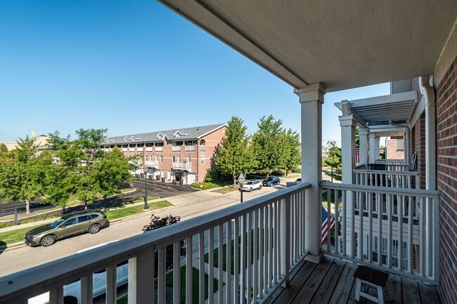 Building Photo - Live steps from Lake Michigan in this spac...