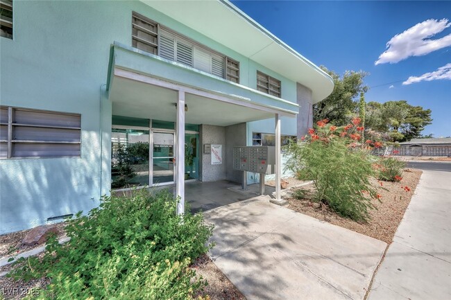 Building Photo - 1700 Rexford Dr