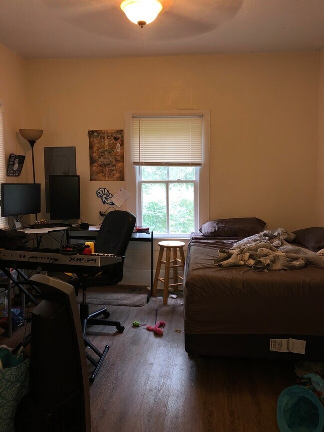 Building Photo - Large 4 Bedroom, 2 Bathroom House