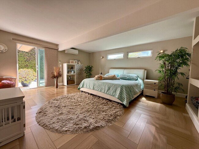 Building Photo - Luxury Furnished 4 Bedroom Home with Pool ...
