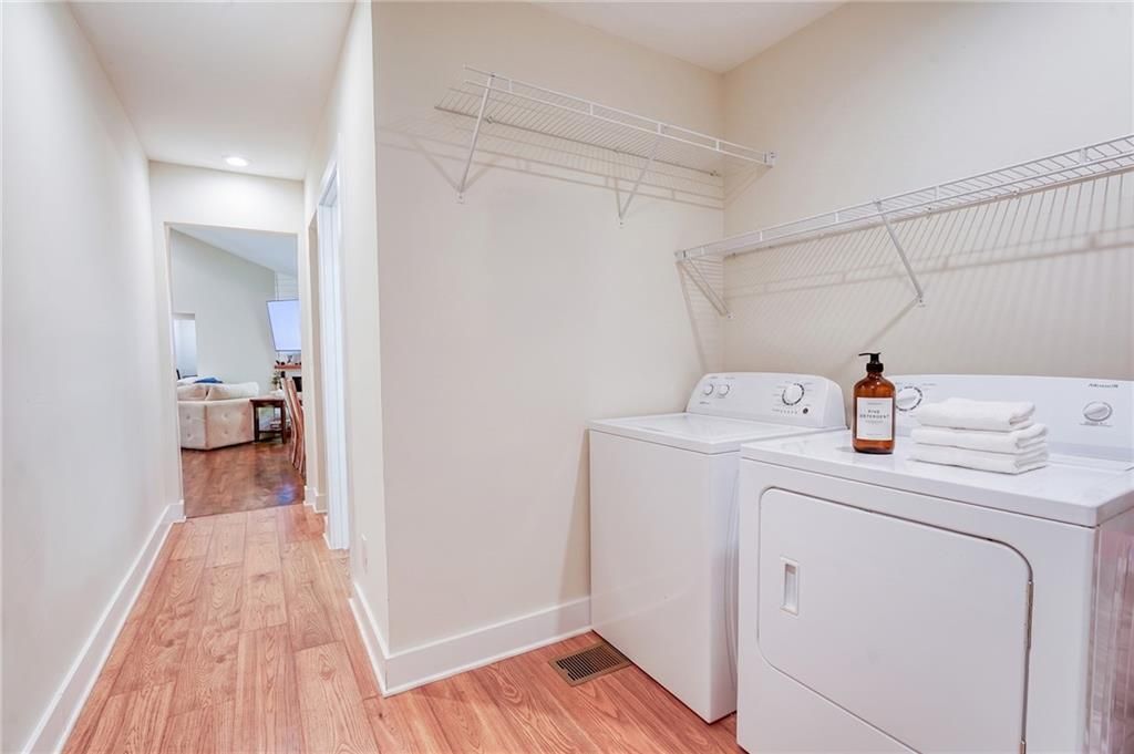 Building Photo - 3076 McCully Dr NE