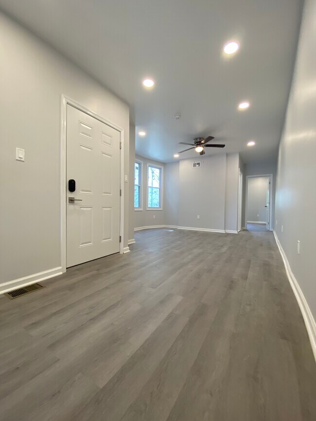 Building Photo - 6211 Elmwood Ave