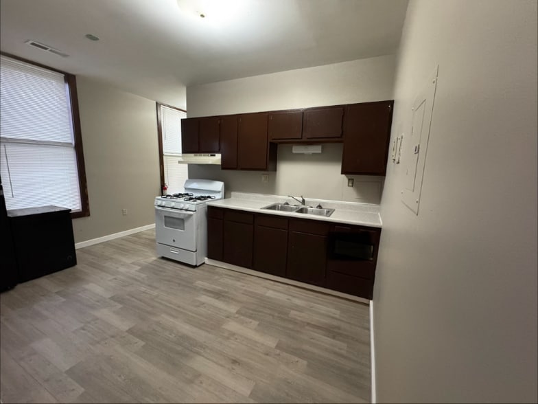 Building Photo - 2454 River Rd