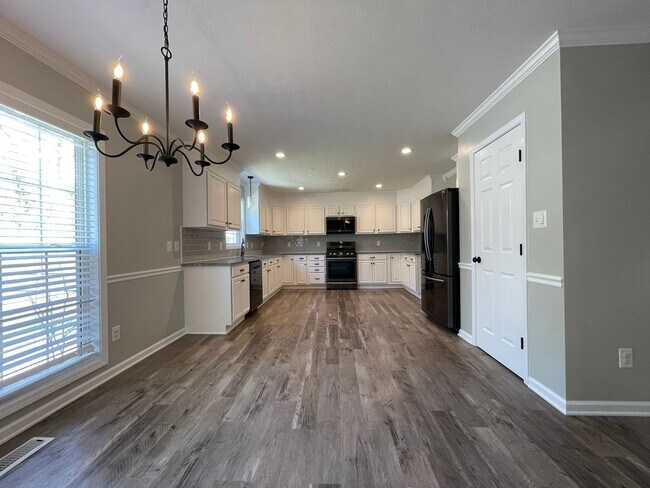 Building Photo - Immaculate and Move In Ready on Newport!