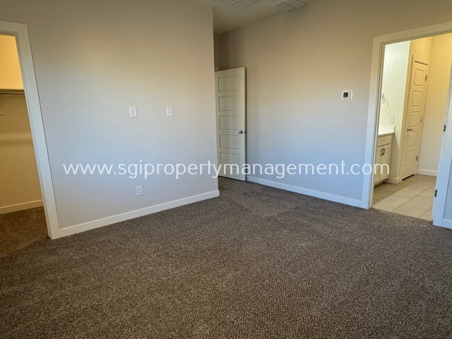 Building Photo - 724 E Ruby Dr