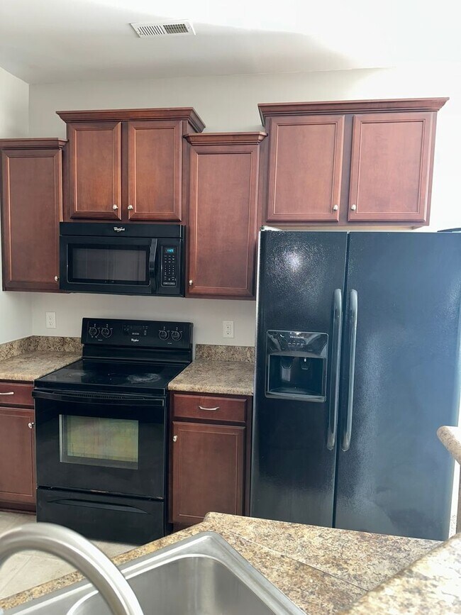 Building Photo - Large family home with fenced back yard in...