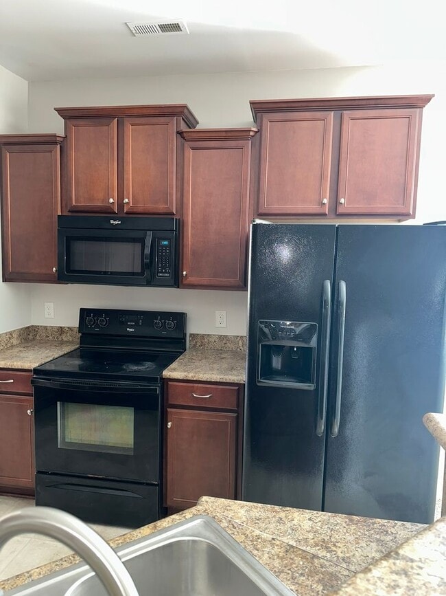 Building Photo - Large family home with fenced back yard in Satterfield Close to Cherry Point & New Bern