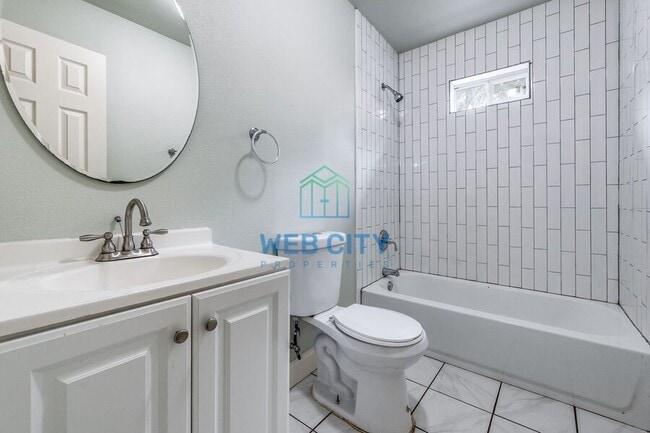 Building Photo - 405 Viaduct St