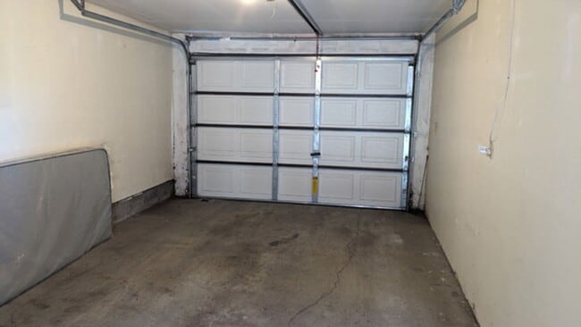 Building Photo - Move in Ready Furnished 3/1.5 Condo, most utilities included