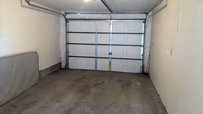 Building Photo - Quiet Peaceful Furnished 3/1.5 Condo, Move...