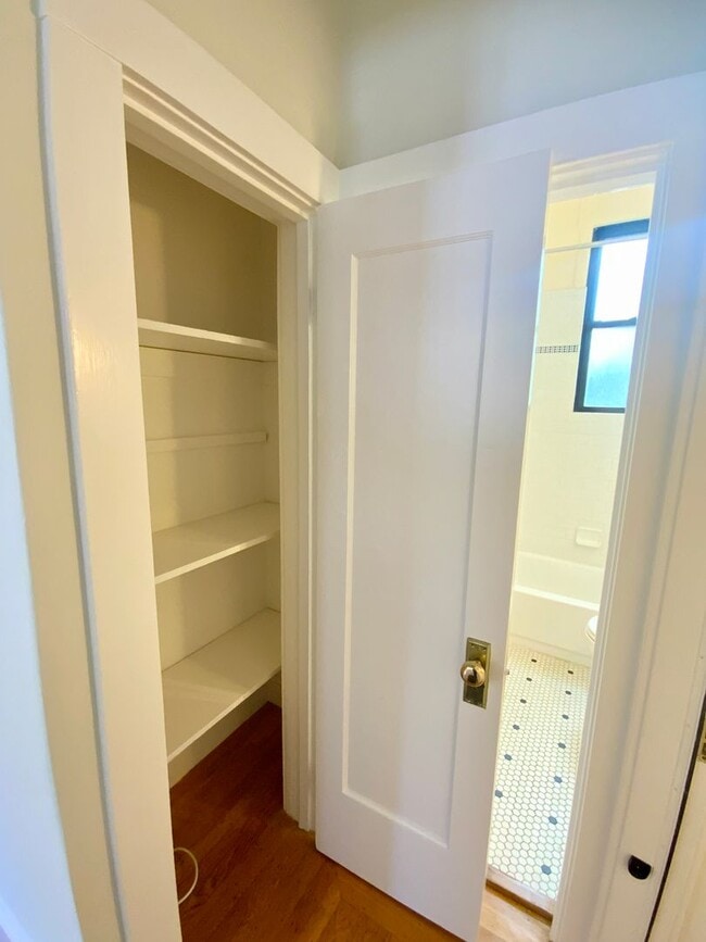 Building Photo - 1BR W/ Large Private Basement Space! HARDWOOD! LAUNDRY ON-SITE!