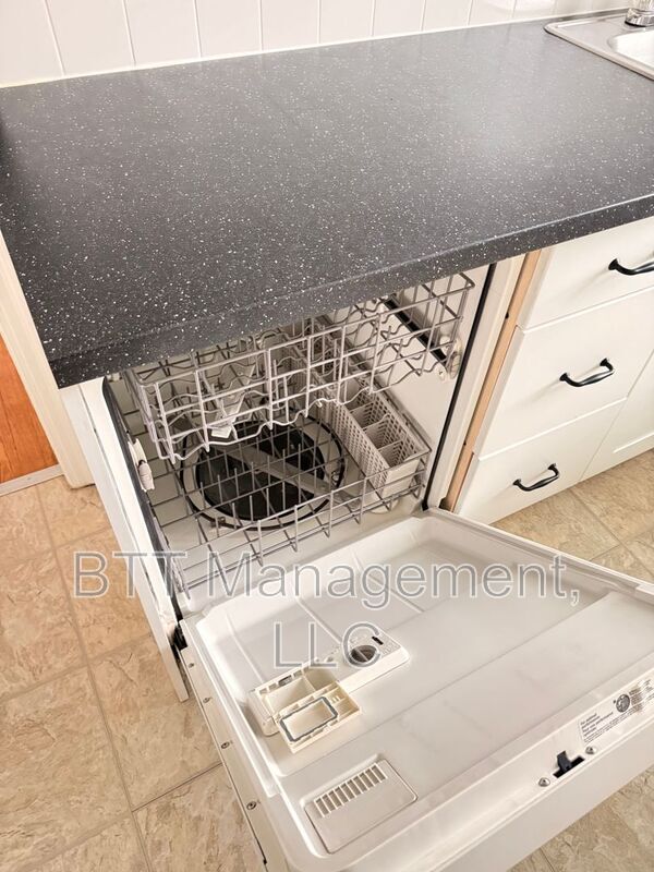 Building Photo - 8401 Greenwood Ave