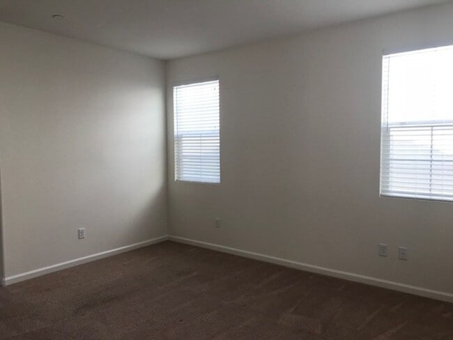 Building Photo - Two Story Home in Natomas, 3 bd/2.5ba, 2 c...