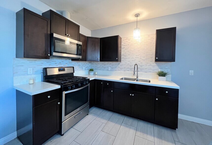 Kitchen - 8203 Buhman Ave