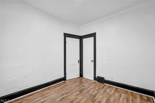 Building Photo - 12001 Oakview Ave