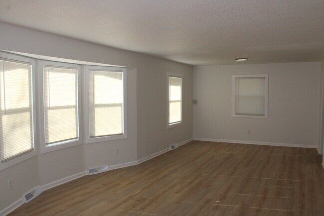 Building Photo - Beautiful 4-bedroom, 3 full baths home located in Independence, MO