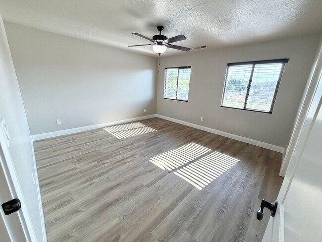 Building Photo - 355 W 200 S