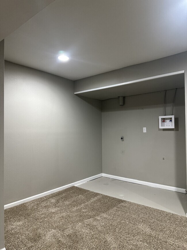 Building Photo - 602 Sara St