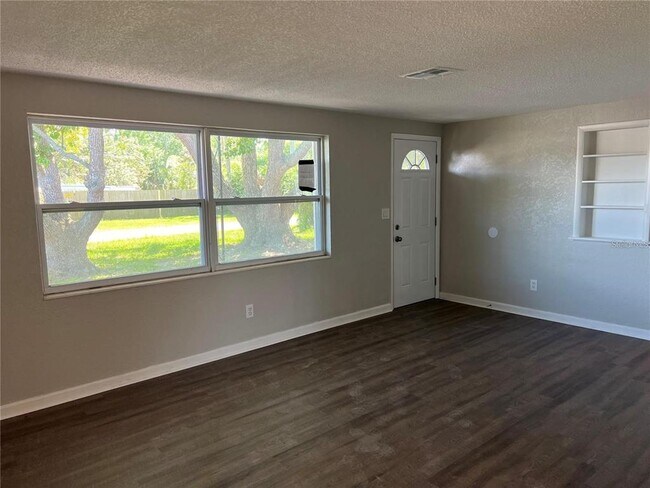 Building Photo - 4949 Lake Ridge Ln