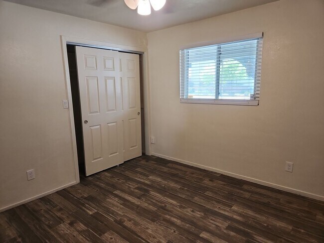 Building Photo - Coming Soon! 3 Bed, 1 Bath, Accross from GCU!! (Available on 06/15/26)