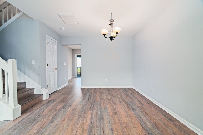 Building Photo - Stylish Comfort in a Prime Location!